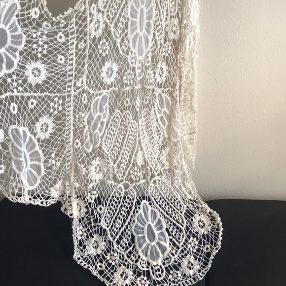 ❌SOLD❌ Gorgeous Floral Crochet Open Shrug Duster - Picture 3 of 8